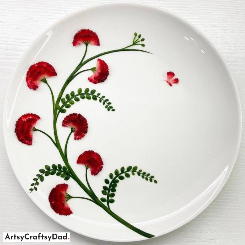 Wafer-Thin Cutting Strawberry Flower Plate Decoration - Unique Aesthetics for Semi-Circular Designs on Round Dishes