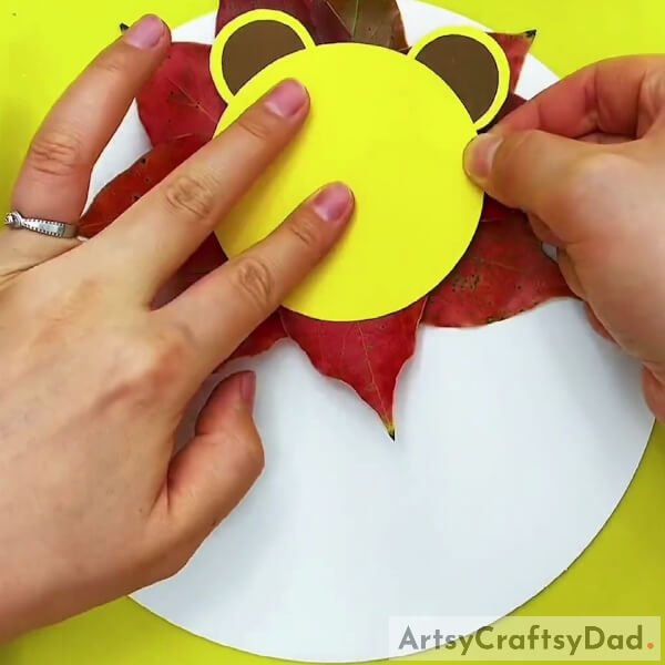 Pasting Paper Head Of the Lion On Circular Leaf Arrangement