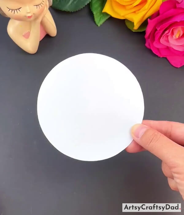 Cutting White Craft Paper Into A Circle