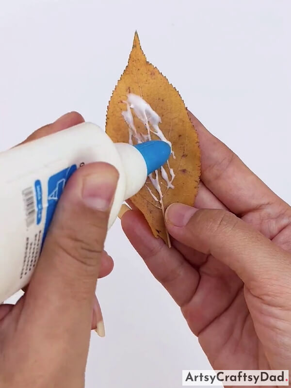 Applying Glue on the Backside of Leaf