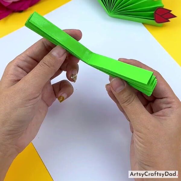 Folding Zig-Zag Paper Strap From The Center