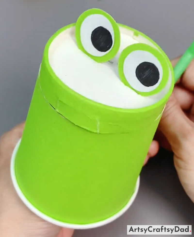 Pretty Paper Cup Frog Craft Idea For Little Ones-Kid-friendly DIY projects that repurpose old materials in an eco-friendly way